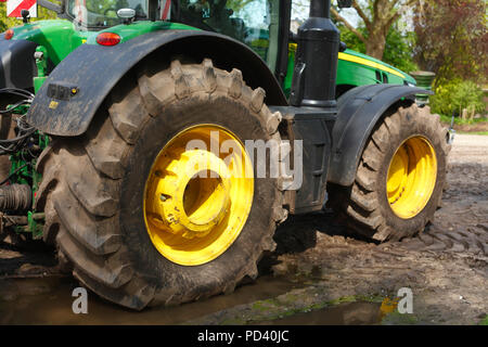 Traktor, Traktor Reifen, gelben Radkappen Stockfoto