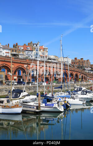 Der Hafen vor der viktorianischen Arkaden, in der Küstenstadt Ramsgate, auf der Isle of Thanet, in Kent, Großbritannien Stockfoto