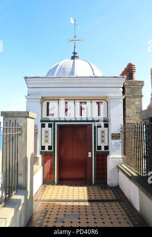 Die überlebenden Wellington Crescent East Cliff Lift, hinunter zum Strand, in Ramsgate, auf der Isle of Thanet, Kent, Großbritannien Stockfoto