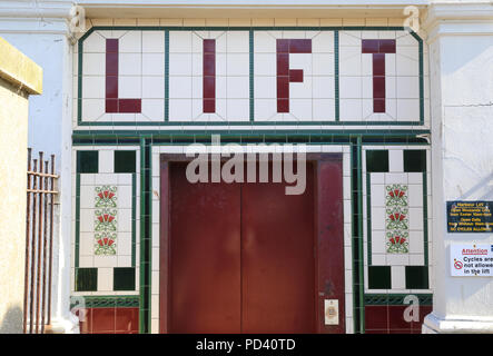 Die überlebenden Wellington Crescent East Cliff Lift, hinunter zum Strand, in Ramsgate, auf der Isle of Thanet, Kent, Großbritannien Stockfoto