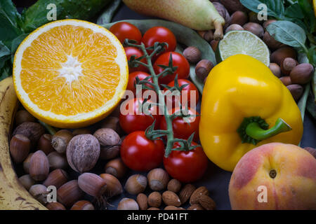 Gesundes essen Hintergrund, Rahmen von Bio-lebensmitteln. Zutaten für gesundes Kochen: Gemüse, Früchte, Nüsse, Gewürze Stockfoto