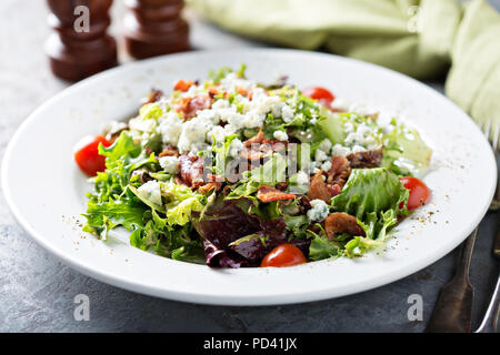 Grüner Salat Salat mit blauen Käse und Speck Stockfoto