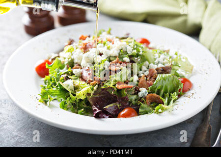 Grüner Salat Salat mit blauen Käse und Speck Stockfoto