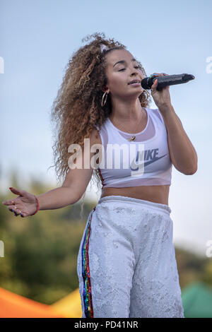 Ella Eyre auf der Hauptbühne am Brighton Stolz 2018 Stockfoto