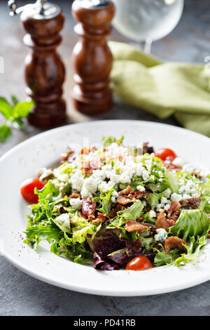 Grüner Salat Salat mit blauen Käse und Speck Stockfoto