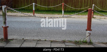 Oberleitung; die Form eines Kabels oder Kette, im Gravitationsfeld hängt und ist an beiden Enden unterstützt. Stockfoto