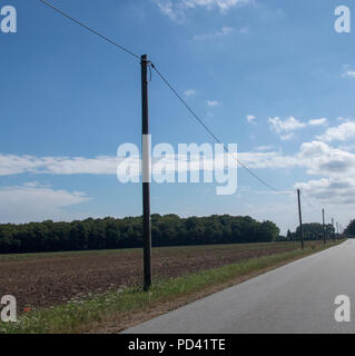 Oberleitung; die Form eines Kabels oder Kette, im Gravitationsfeld hängt und ist an beiden Enden unterstützt. Stockfoto