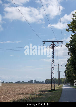 Oberleitung; die Form eines Kabels oder Kette, im Gravitationsfeld hängt und ist an beiden Enden unterstützt. Stockfoto