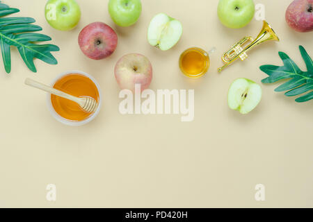 Tabelle Ansicht von oben Luftbild von Dekorationen jüdische Feiertag der Rosh Hashana Hintergrund Konzept. Flach der Sorte Apfel & Honey Bee und grün auf der linken Seite Stockfoto