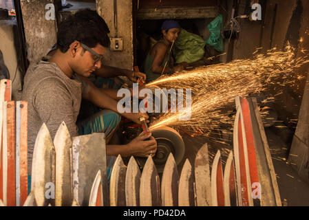 Männer produzieren Messer in ein open air Shop in Kolkata, Indien Stockfoto