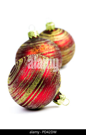 Drei rote Weihnachtskugeln auf weißem Hintergrund Stockfoto