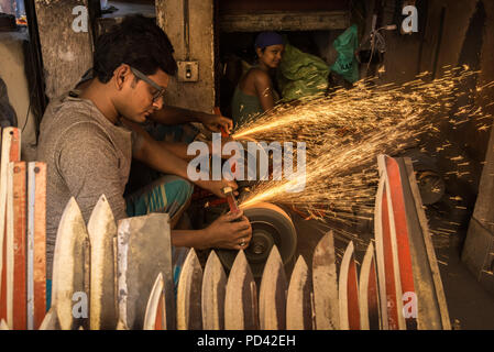 Männer produzieren Messer in ein open air Shop in Kalkutta, Indien. Stockfoto