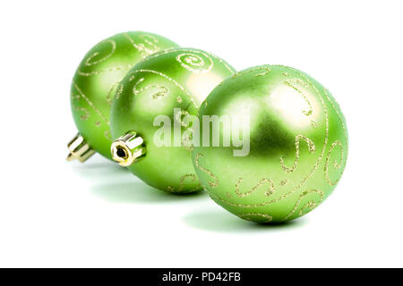 Drei grüne Weihnachten Kugeln auf weißem Hintergrund Stockfoto