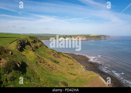 Blick von den Klippen bei Kettleness von [Songbook] Bay an der Küste von North Yorkshire, England. Ein Abschnitt des Cleveland Weise Coast Path. Stockfoto