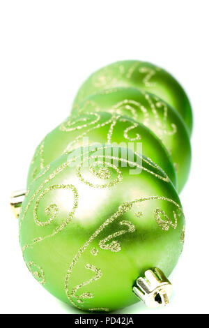 Vier Grüne Weihnachten Kugeln auf weißem Hintergrund Stockfoto