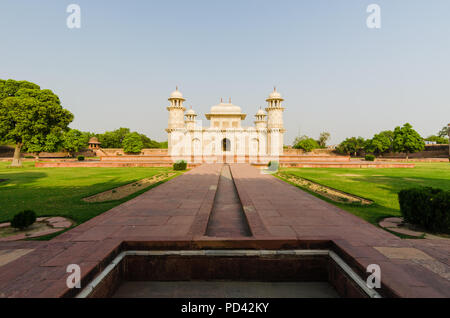 Panorama der alten Mausoleum des Itimad ud-Daulah Grabmal, einem UNESCO-Weltkulturerbe, Gebäude in Agra, Indien, mit architektonischen links auf das Taj Mahal. Stockfoto