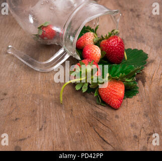 Rote Erdbeere im Glas Flasche auf Holz- Hintergrund Stockfoto