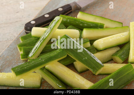 Zubereitung Zucchini Schlagstöcke Stockfoto