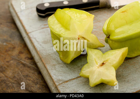 Zubereitung frischer Sternfrucht Stockfoto