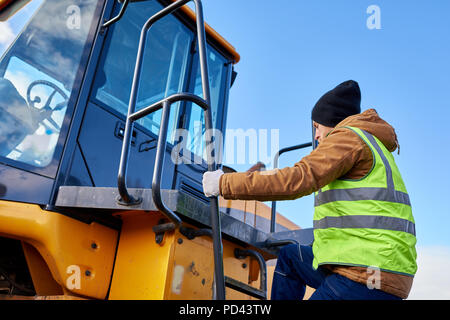 Bärtige Gold Miner Klettern Lkw Stockfoto