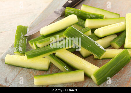 Zubereitung Zucchini Schlagstöcke Stockfoto