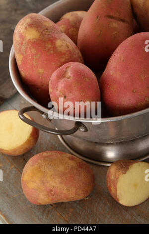 Vorbereitung von frischen Kartoffeln Stockfoto