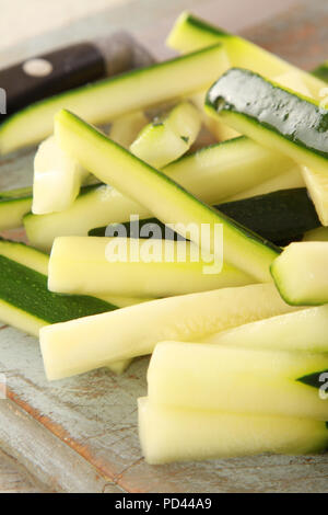 Zubereitung Zucchini Schlagstöcke Stockfoto