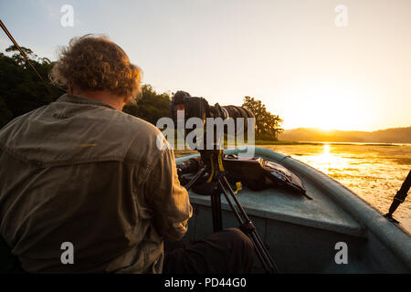 Outdoor Fotograf die Erkundung des Rio Chagres und die umliegenden Regenwald, Republik Panama. Stockfoto