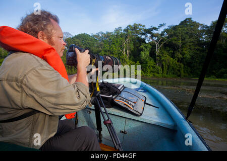 Naturfotograf mit großen Teleobjektiv in einem Boot Gatun See, Republik Panama. Stockfoto