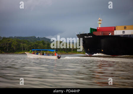Kleine touristische Boot und großes Schiff auf dem Panama-kanal, Republik Panama. Stockfoto