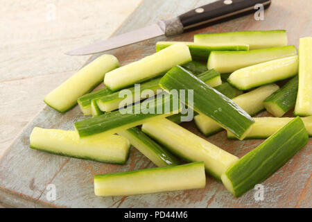 Zubereitung Zucchini Schlagstöcke Stockfoto