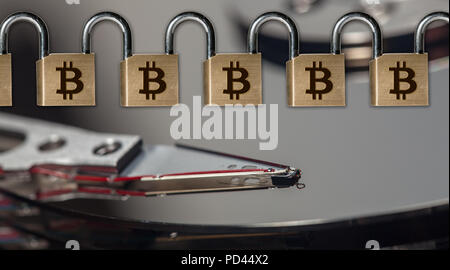 Kette der Messing-vorhängeschlösser blockchain obigen Computer Festplatte zu veranschaulichen Stockfoto