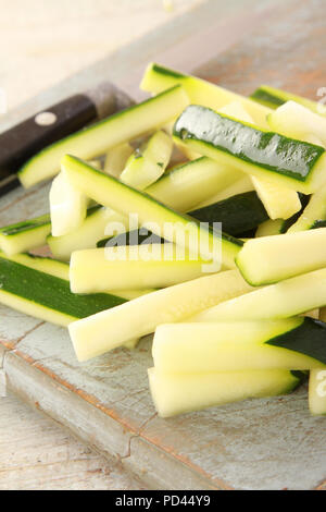 Zubereitung Zucchini Schlagstöcke Stockfoto