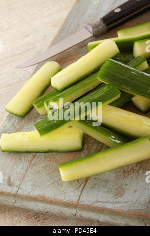 Zubereitung Zucchini Schlagstöcke Stockfoto