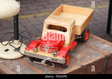 Altes Spielzeug Auto aus Holz auf einem Flohmarkt, Deutschland, Europa ich Altes Speilzeugauto aus Holz auf einem Flohmarkt, Deutschland, Europa I Stockfoto