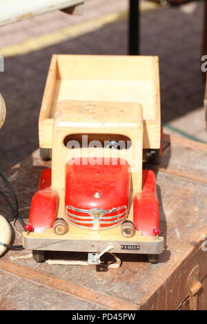 Altes Spielzeug Auto aus Holz auf einem Flohmarkt, Deutschland, Europa ich Altes Speilzeugauto aus Holz auf einem Flohmarkt, Deutschland, Europa I Stockfoto