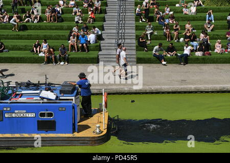 Ein Kanal Boot führt entlang des Regent's Canal in der Kornkammer Square in King's Cross, London. Stockfoto