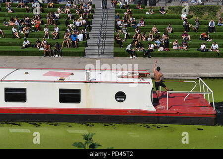 Ein Kanal Boot führt entlang des Regent's Canal in der Kornkammer Square in King's Cross, London. Stockfoto