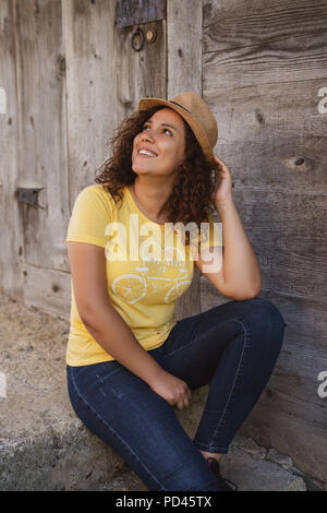 Nahaufnahme, Porträt einer fröhlichen lockige Junge Frau lächelnd im Freien. Stockfoto