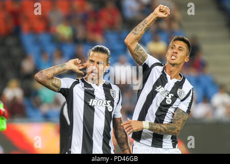 Basel, Schweiz - 1 August, 2018: die Spieler von PAOK A. Prijovic (L) und Khacheridi (R) in Aktion während der UEFA Champions League Spiel zwischen PAOK vs. Stockfoto