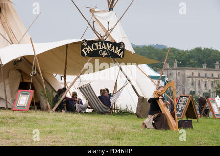 Newport, Wales - 23 Aug 14: Harfenistin spielt, bevor Pachamama Cafe in der ruhigen Morgen 14 Aug 2015 Im Green Gathering Festival Stockfoto