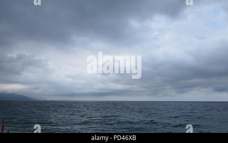 Stürmische grauer Himmel über Meer Stockfoto