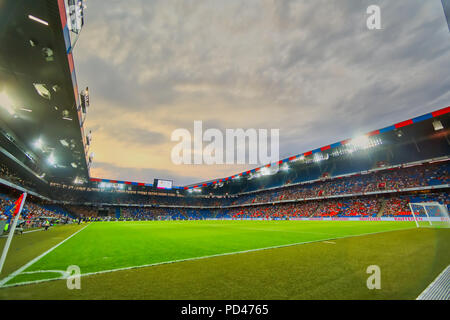 Basel, Schweiz - 1 August 2018: Innenansicht des vollen im Basler St. Jakob-Park Stadion während der UEFA Champions League Spiel zwischen PAOK vs Basel Stockfoto