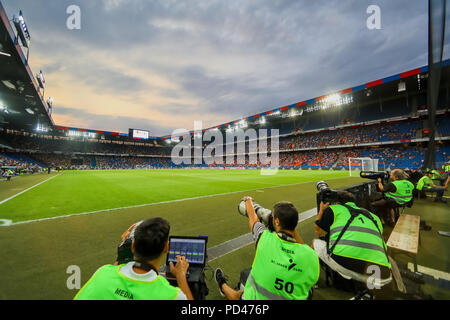 Basel, Schweiz - 1 August 2018: Innenansicht des vollen im Basler St. Jakob-Park Stadion während der UEFA Champions League Spiel zwischen PAOK vs Basel Stockfoto