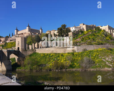 Der Alcantara Brücke über den Tagus Fluss, im historischen, mittelalterlichen Stadt ofToledo Spanien Stockfoto