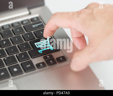 Laptop Warenkorb-Button online Umgang und Shopping Konzept schieben Stockfoto