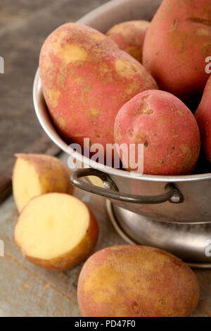 Vorbereitung von frischen Kartoffeln Stockfoto