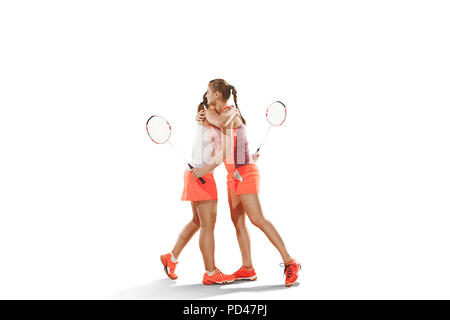 Junge Frauen nach dem spielen Badminton stehen als Sieger über weiße studio Hintergrund. Fit weibliche Athleten auf Weiß isoliert. Sieg Konzept Stockfoto