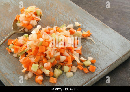 Vorbereitung frische Karotten Stockfoto