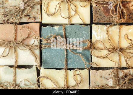 Organische handgemachte Seife. Eine Menge dekorierte Steine. Ansicht von oben Stockfoto